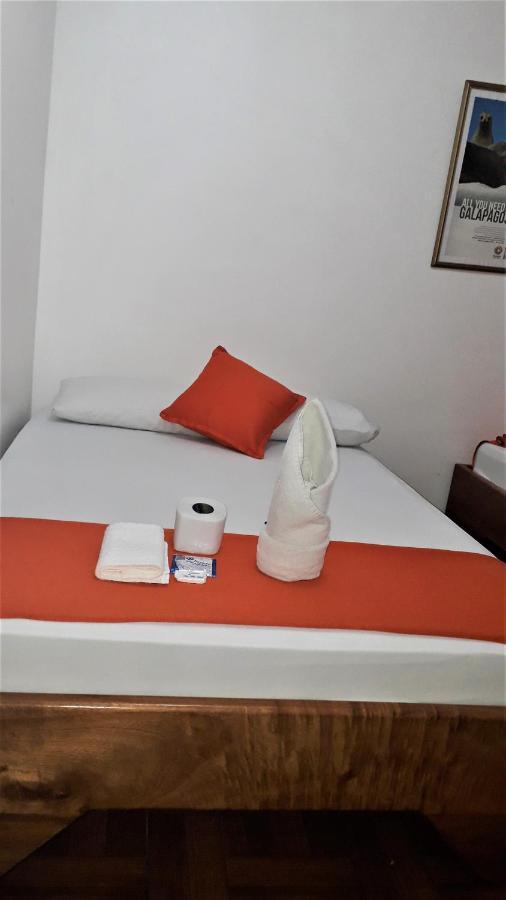 Hostal El Pinzon Puerto Ayora  Eksteriør billede
