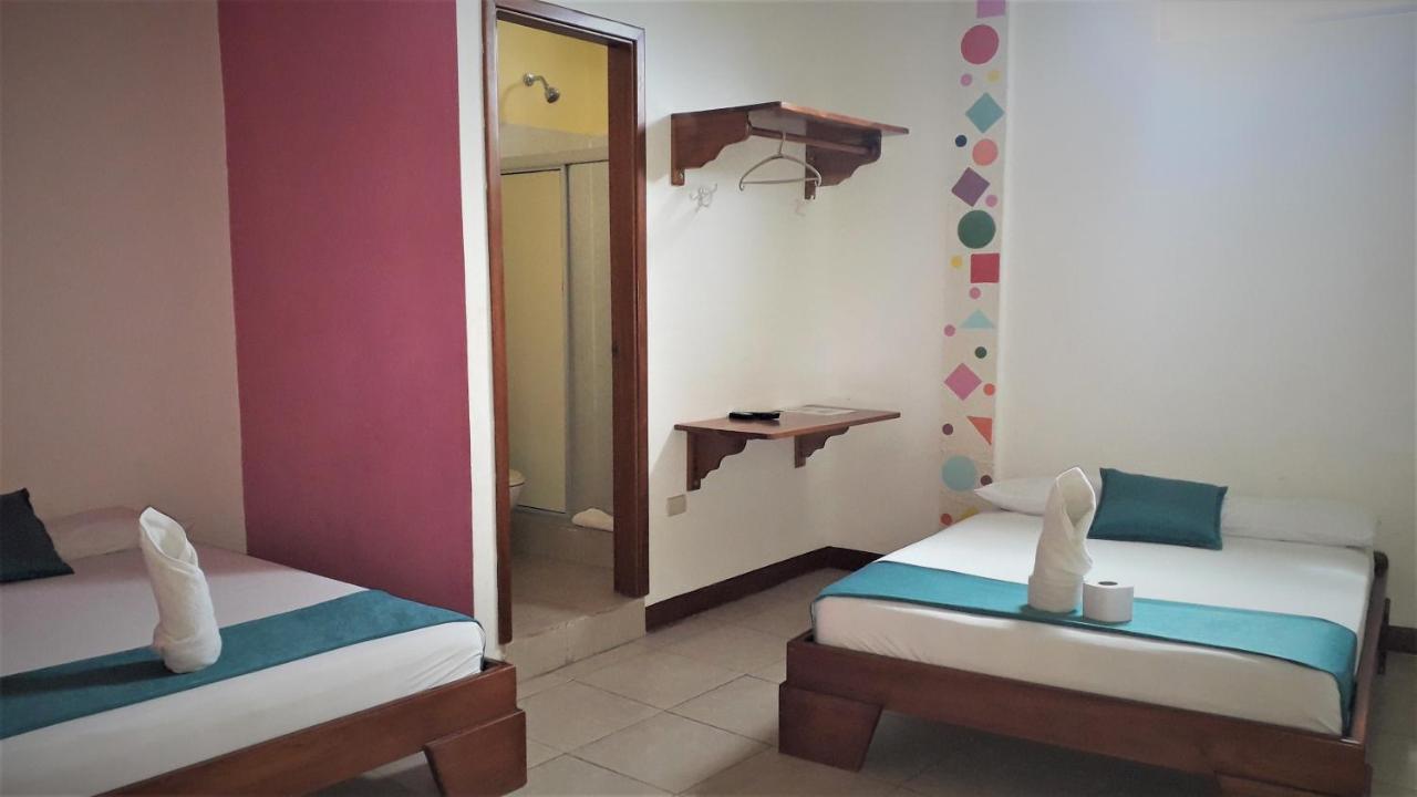 Hostal El Pinzon Puerto Ayora  Eksteriør billede