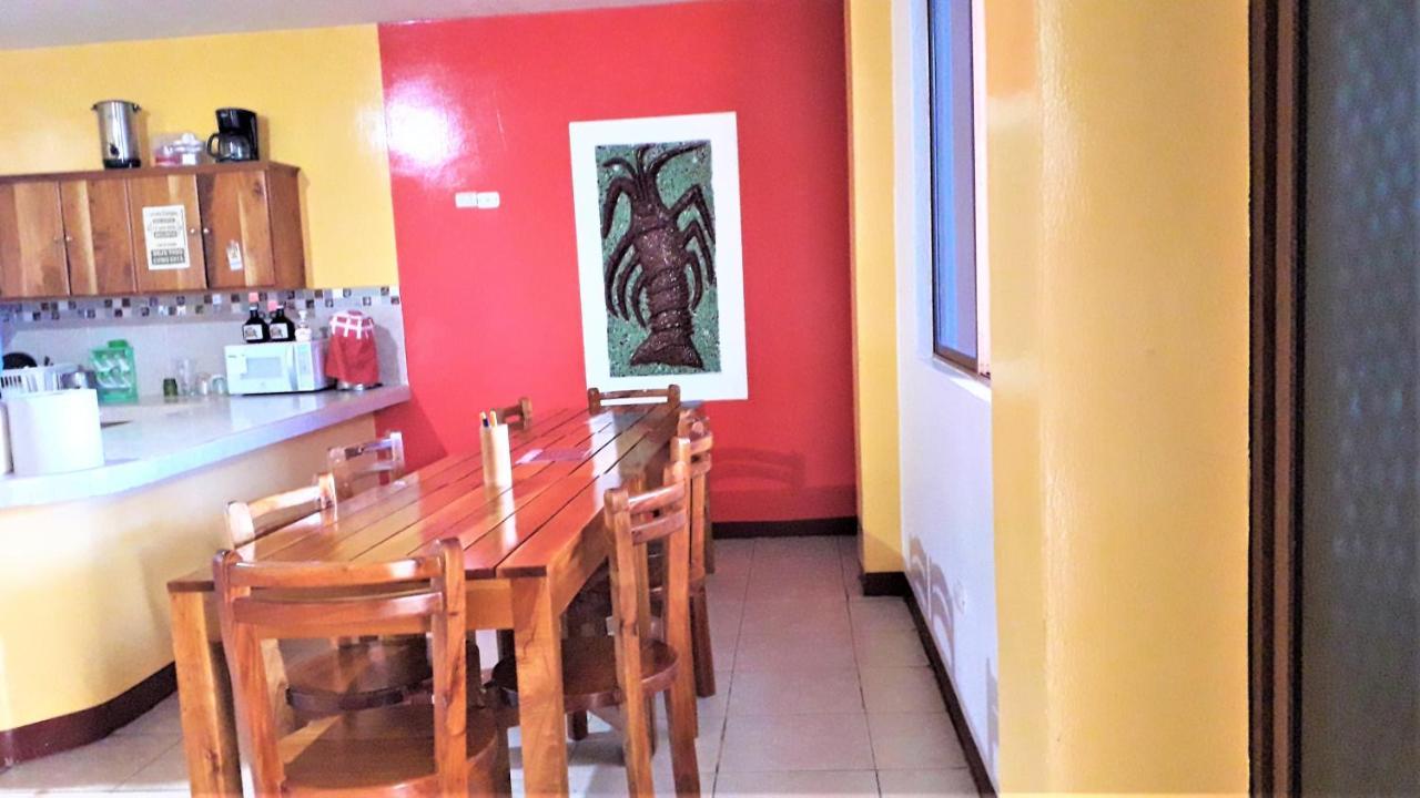 Hostal El Pinzon Puerto Ayora  Eksteriør billede