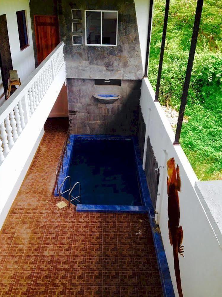 Hostal El Pinzon Puerto Ayora  Eksteriør billede